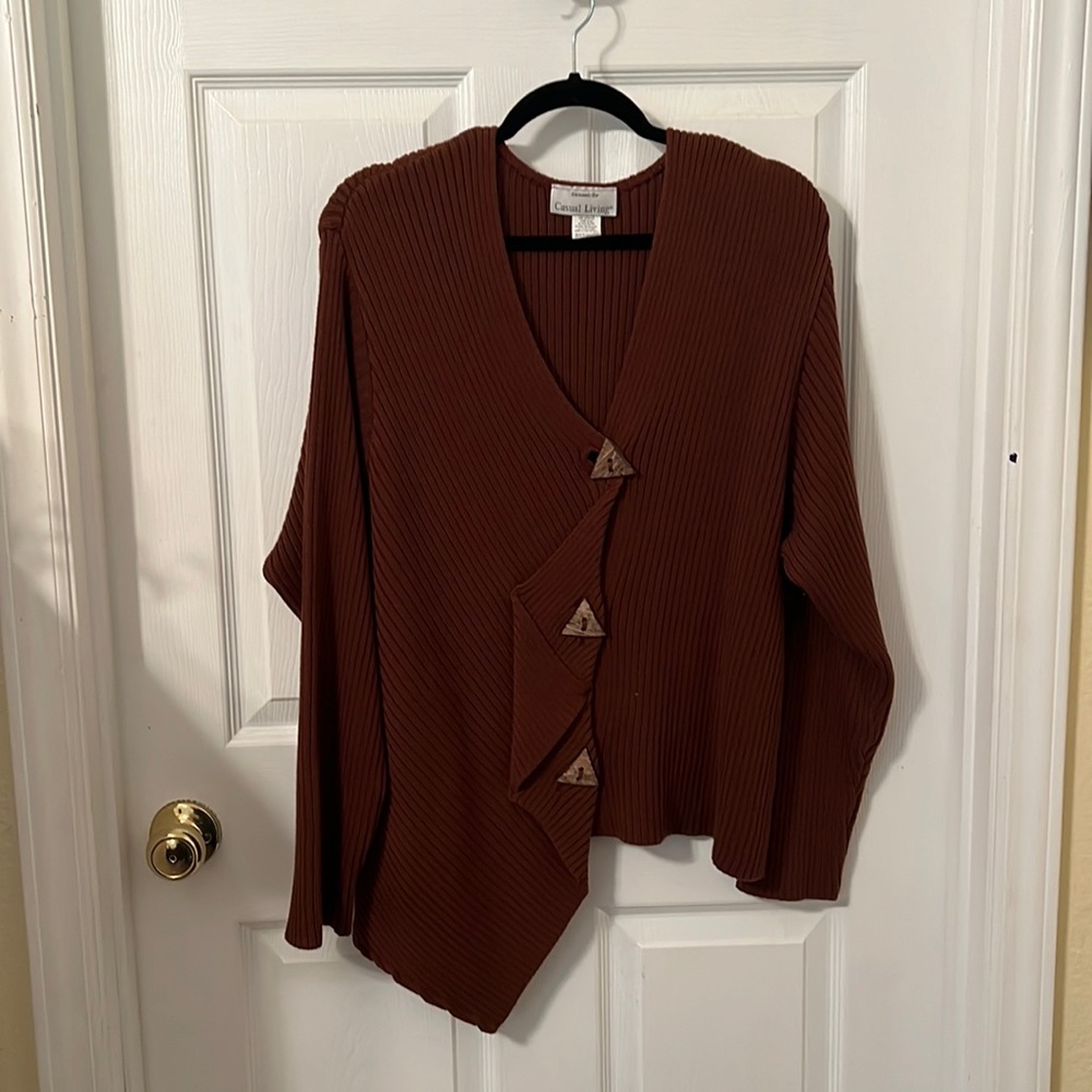3X Casual Living brown sweater with asymmetrical hem & wood triangular buttons!